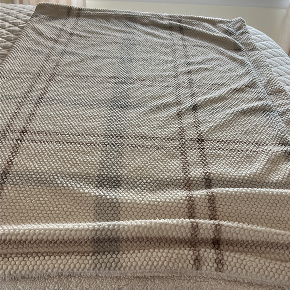 Elegant Beige Plaid Throw Blanket - Picture 2 of 6